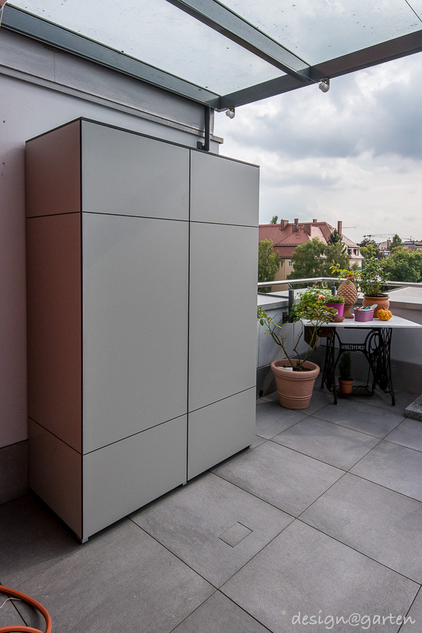 Structure et ordre à l'extérieur : l'armoire de terrasse avec compartiment à balais
