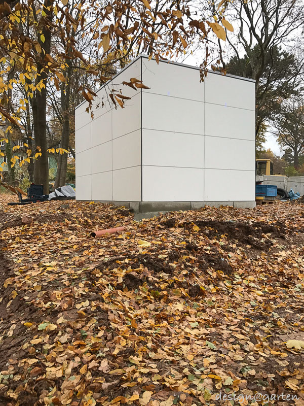 Contraste moderne dans la verdure : l'abri de jardin architectural