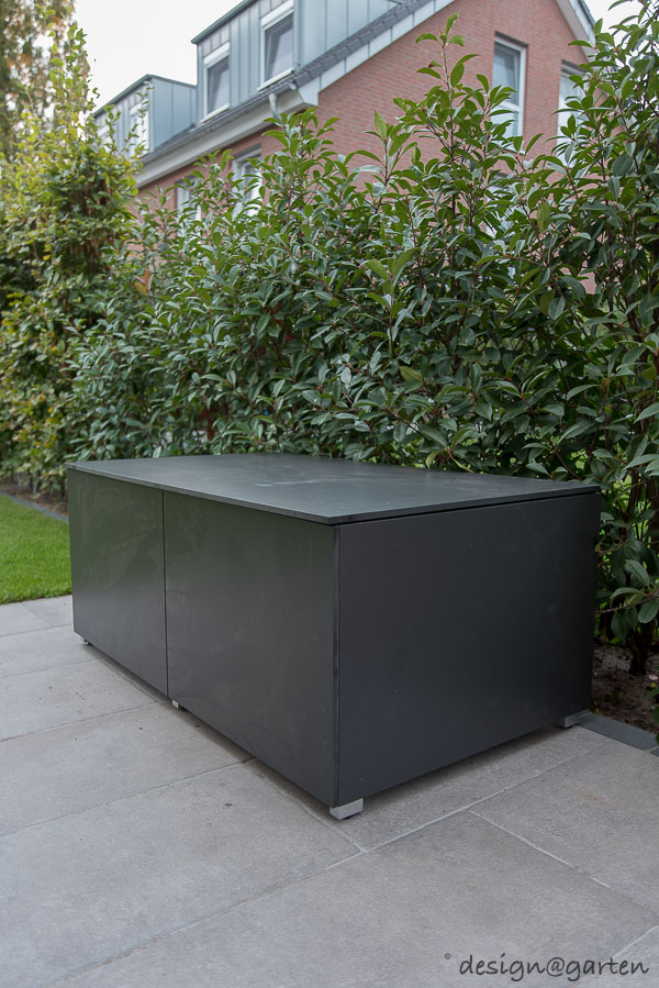 Design fonctionnel : le coffre à coussins polyvalent pour l'extérieur