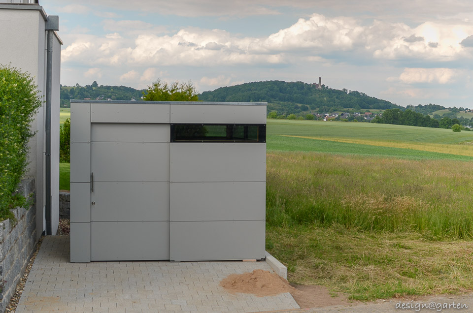 Connexion intelligente : abri de jardin en HPL servant de passage