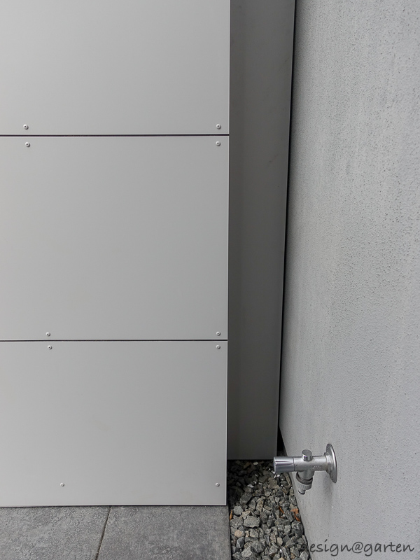 Intégration harmonieuse : abri pour appareils avec toit plat