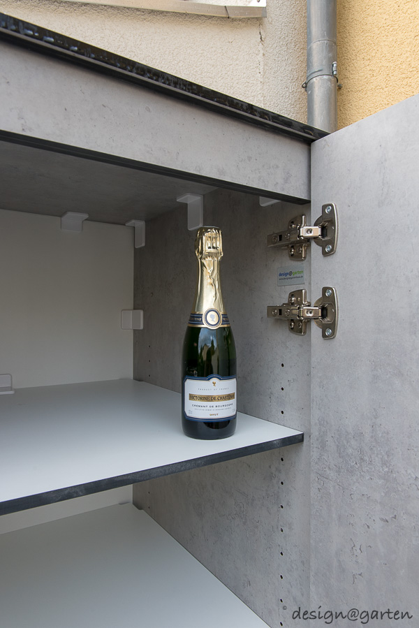 Une solution intelligente et peu encombrante : une armoire haute et large pour la terrasse, avec système