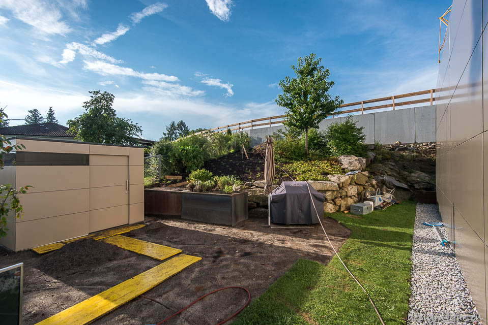 Une façade parfaitement harmonisée à Linz : un abri de jardin architectural répondant aux exigences les plus élevées