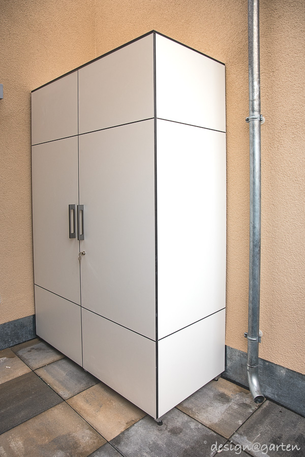 Rangement peu encombrant à Berlin : armoire haute d'extérieur pour balais et autres accessoires.