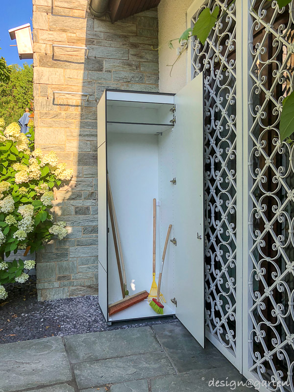 Gain de place vertical : l'armoire compacte pour outils de jardinage pour la terrasse