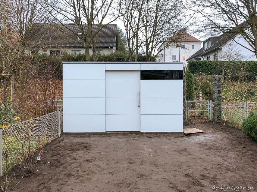 De l'ordre dans le jardin de la maison mitoyenne : abri de jardin Cube en HPL