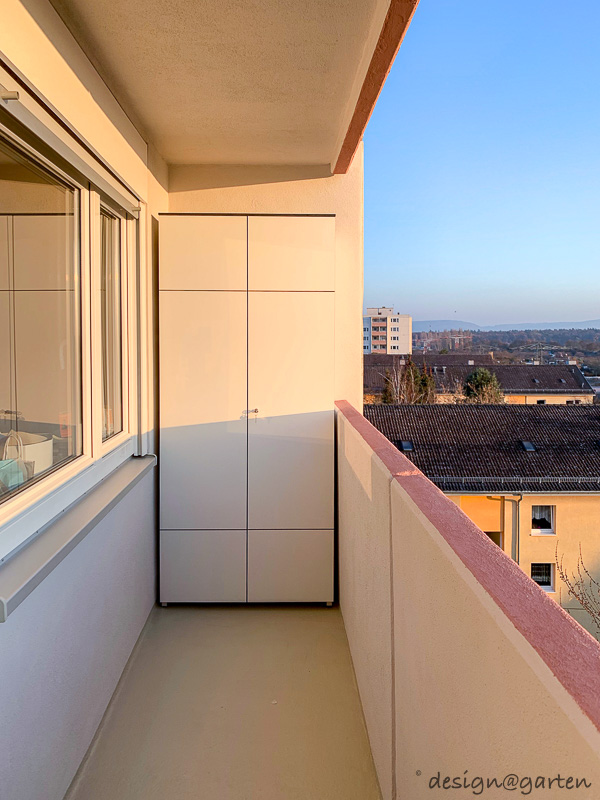 Utilisation efficace de l'espace à Karlsruhe : armoire haute étroite pour le balcon