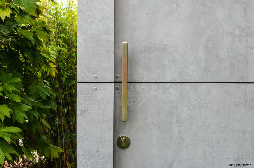 Minimalisme intemporel : l'abri de jardin moderne au look béton raffiné