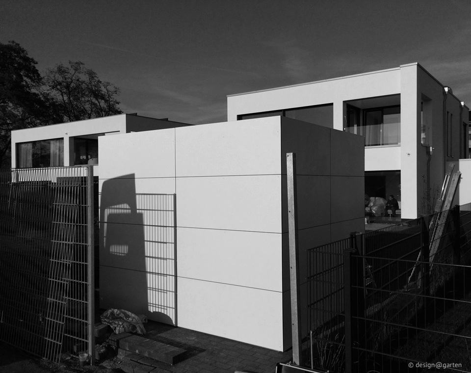 Unité architecturale à Euskirchen : abri de jardin en HPL avec toit plat