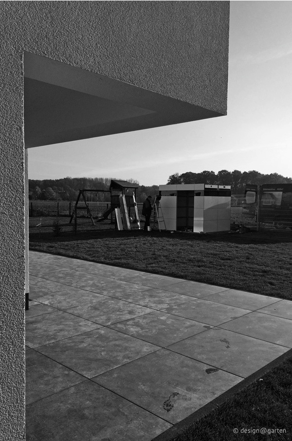 Unité architecturale à Euskirchen : abri de jardin en HPL avec toit plat