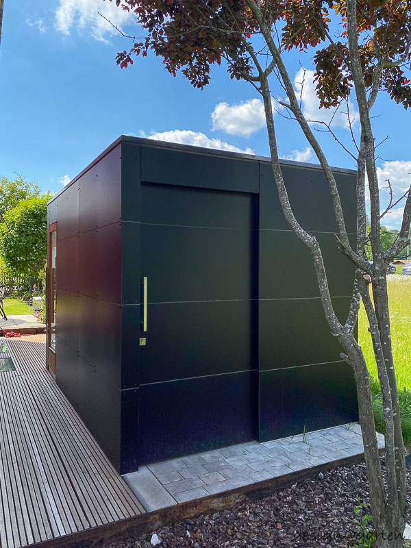 Bien-être design dans le jardin : sauna de jardin avec vitrage panoramique