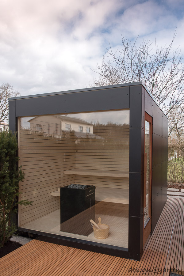 Bien-être design dans le jardin : sauna de jardin avec vitrage panoramique