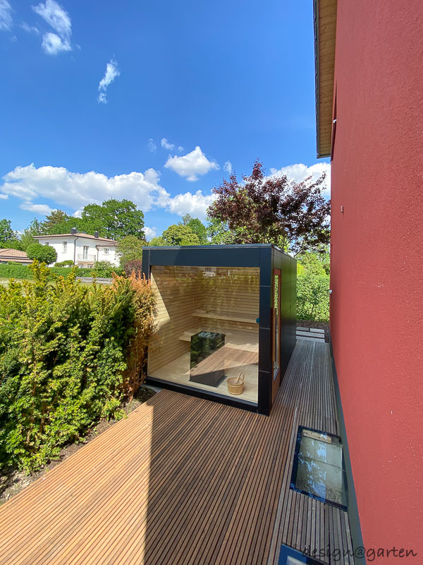 Bien-être design dans le jardin : sauna de jardin avec vitrage panoramique