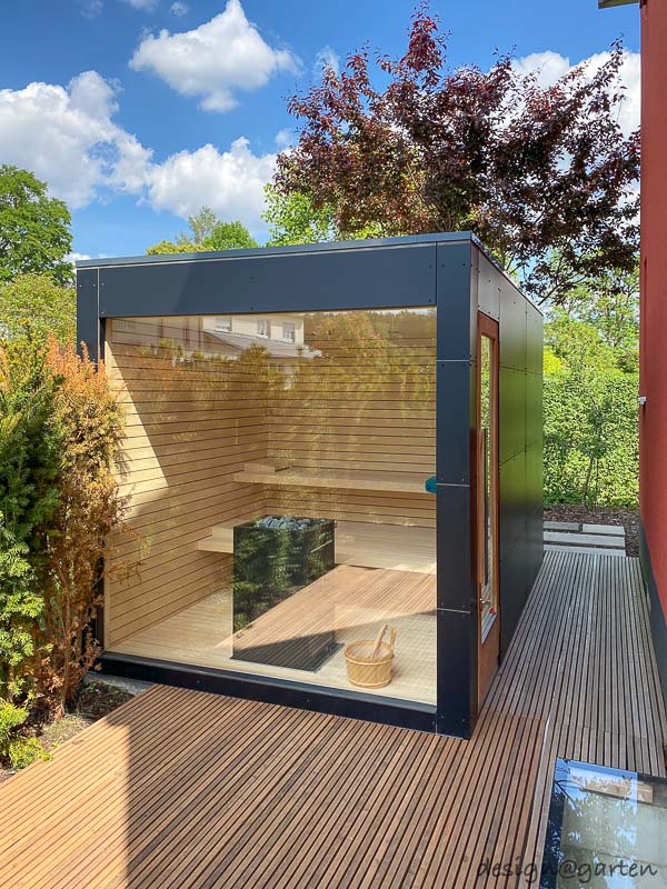 Bien-être design dans le jardin : sauna de jardin avec vitrage panoramique