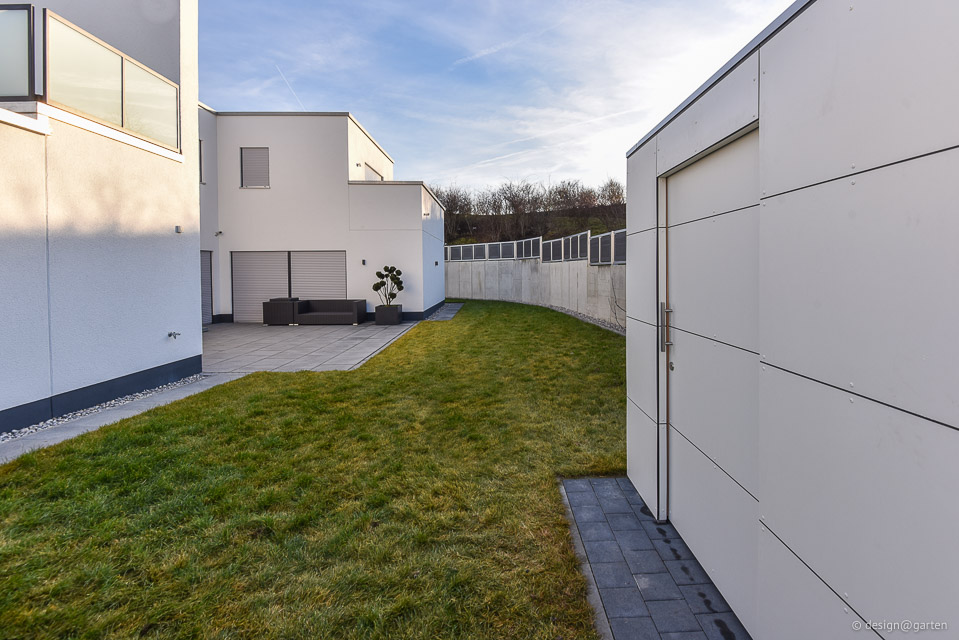 Aménagement harmonieux du jardin : la cabane de jardin Cube, reflet de la maison