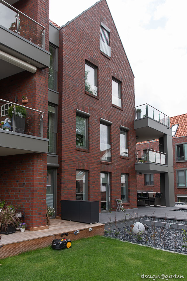 Un espace de rangement miracle au bord de l'eau : une touche fonctionnelle pour les terrasses du nord de l'Allemagne