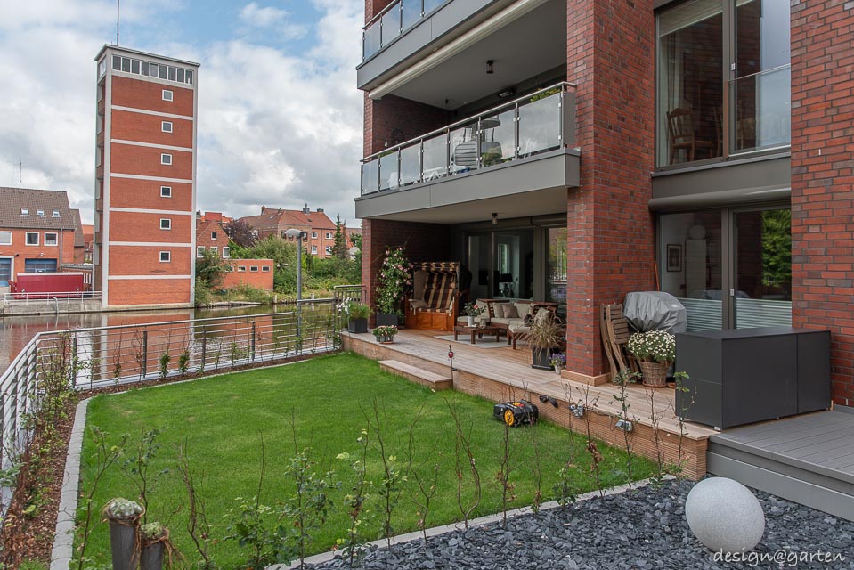 Un espace de rangement miracle au bord de l'eau : une touche fonctionnelle pour les terrasses du nord de l'Allemagne