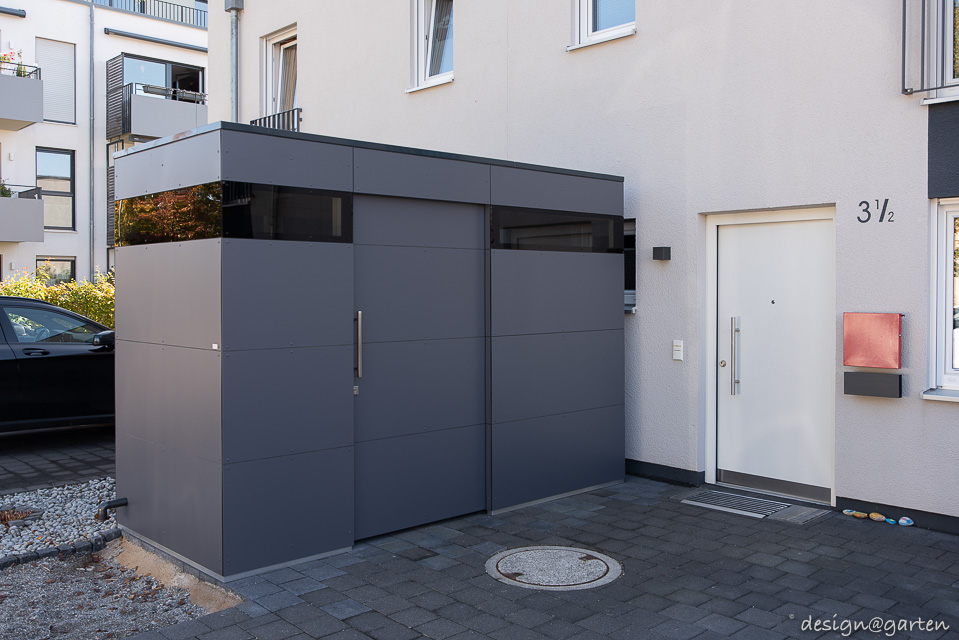 Abri de jardin rectiligne dans le jardin de devant servant de garage à vélos moderne