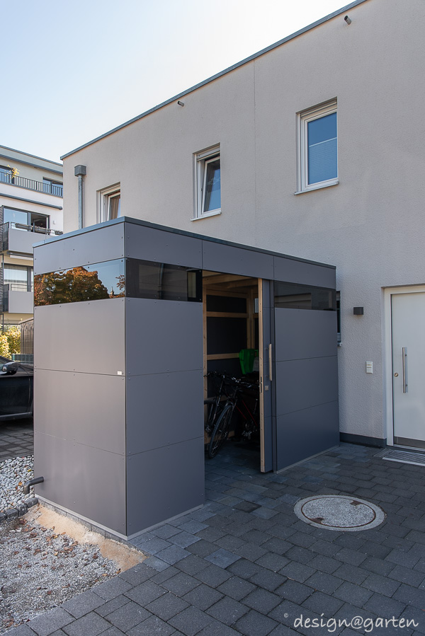 Abri de jardin rectiligne dans le jardin de devant servant de garage à vélos moderne