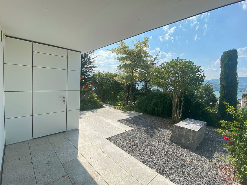 Abri de jardin cubiste à toit plat, solution double au bord du lac de Zurich