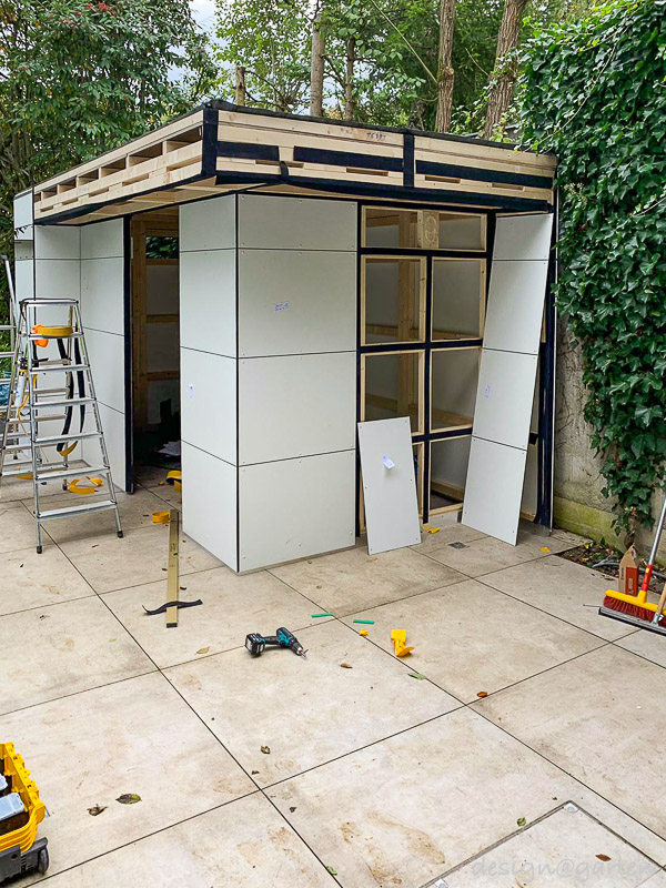 Pool house moderne avec avant-toit