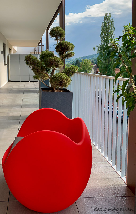 Grande armoire de balcon comme solution de rangement efficace dans les espaces urbains