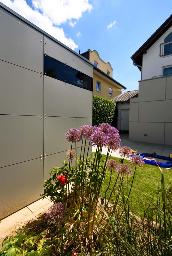 Géométrie intemporelle : l'abri de jardin carré à toit plat