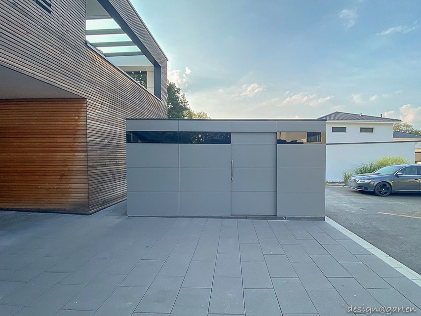 Abri de jardin conçu par des architectes avec toit plat comme solution de rangement moderne dans la région de Francfort