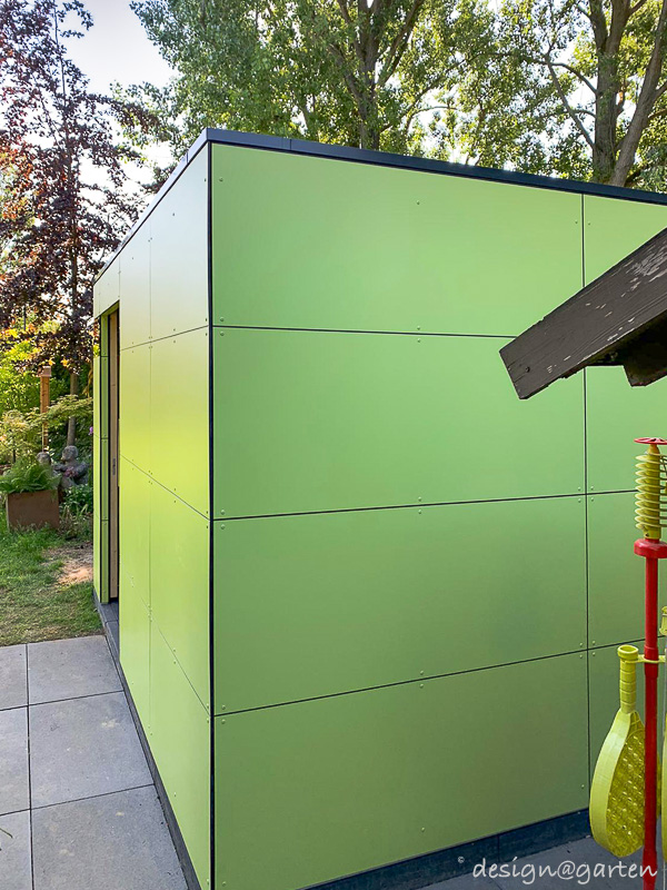 Abri de jardin extravagant dans un écrin de verdure