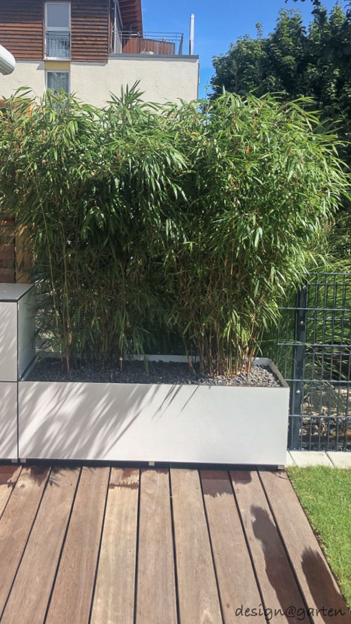 Aménagement fonctionnel de la terrasse grâce à la combinaison d'un brise-vue et d'un espace de rangement