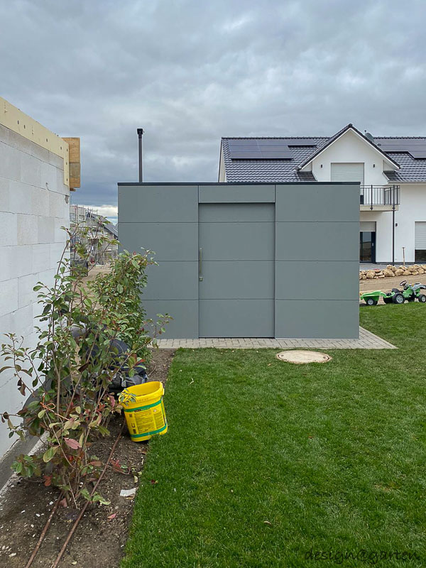 Abri de jardin épuré pour une architecture moderne : efficacité et protection contre les intempéries