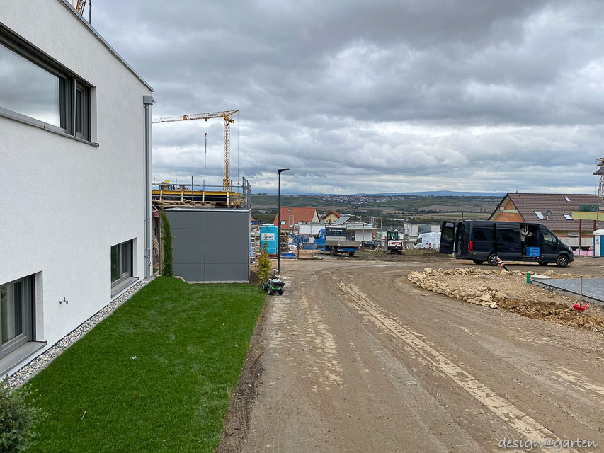 Abri de jardin épuré pour une architecture moderne : efficacité et protection contre les intempéries