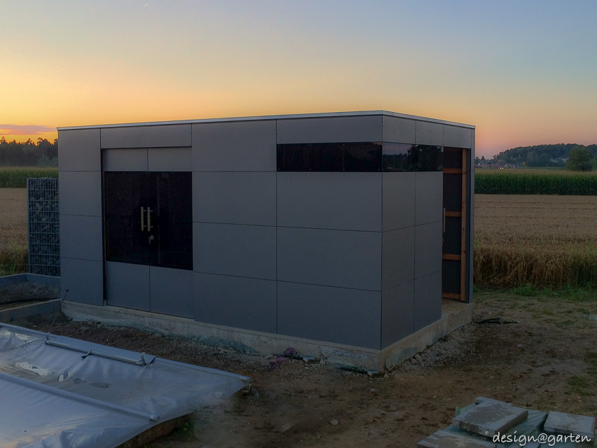 Multifonctionnalité au bord du bassin : le grand local technique de piscine polyvalent