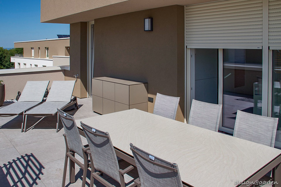 Solution de rangement harmonieuse pour terrasses de toit exclusives