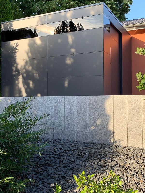 Accent architectural dans un environnement en terrasses : intégration parfaite sur plusieurs niveaux