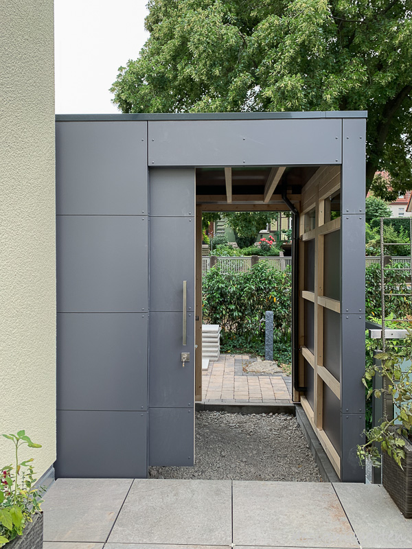 Abri de jardin HPL sur mesure : solution d'aménagement intelligente avec fonction de passage