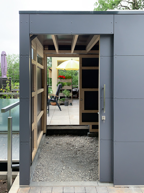 Abri de jardin HPL sur mesure : solution d'aménagement intelligente avec fonction de passage