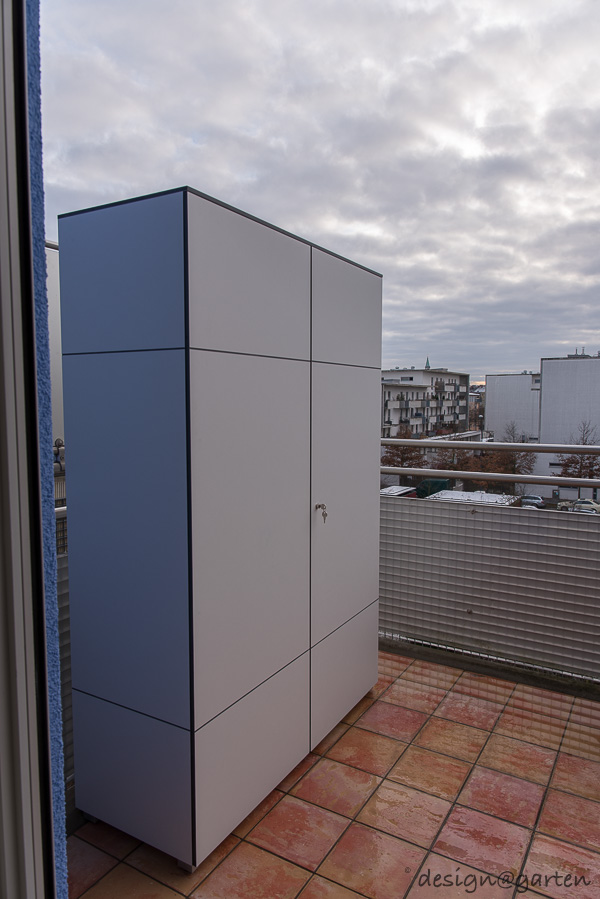 Armoire haute flexible pour un espace de rangement urbain sur le balcon