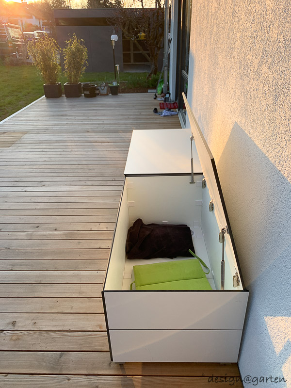 Aménagement multifonctionnel de terrasse : le coffre de rangement résistant aux intempéries comme objet design