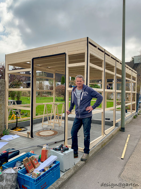 Travail de précision en pente : espace jardin sur mesure avec compensation de niveau intégrée