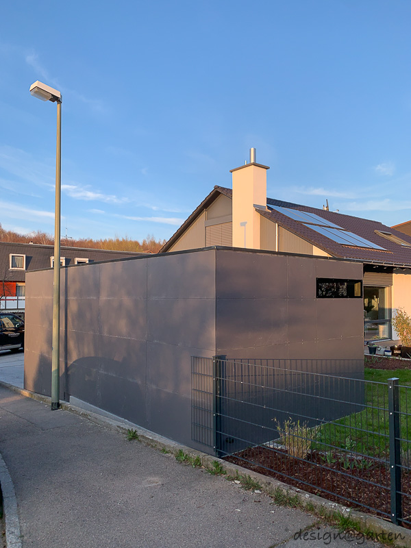 Travail de précision en pente : espace jardin sur mesure avec compensation de niveau intégrée