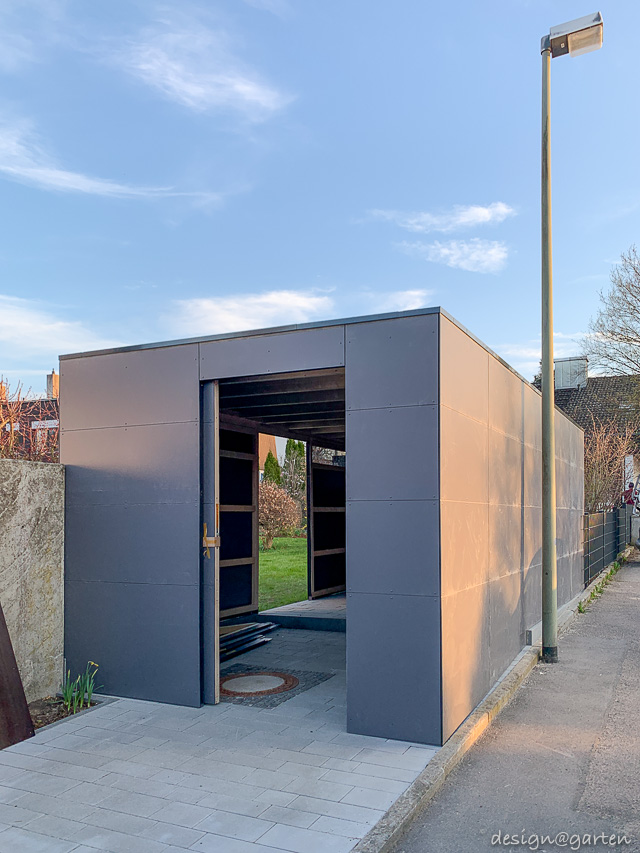 Travail de précision en pente : espace jardin sur mesure avec compensation de niveau intégrée