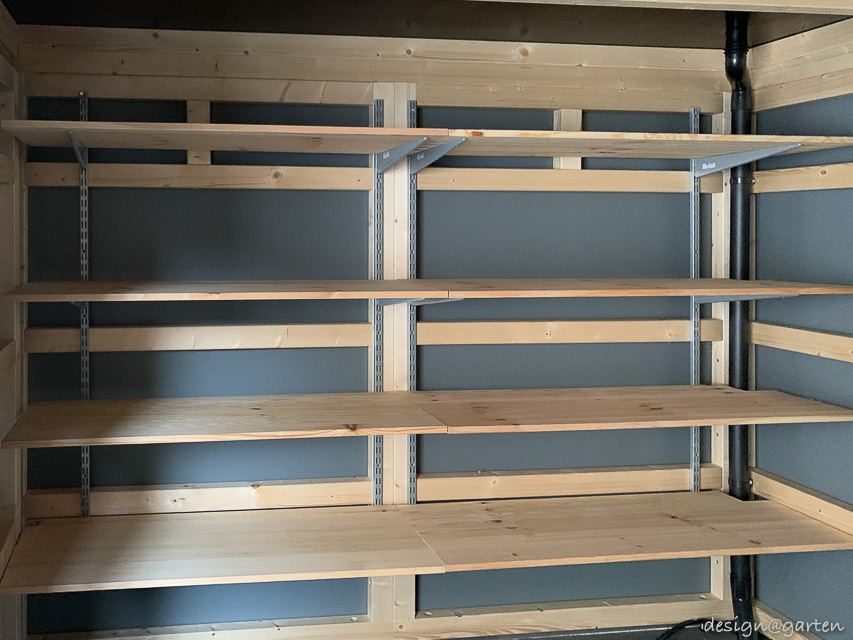 Abri de jardin avec rangement pour le bois : une solution architecturale dans le style Bauhaus