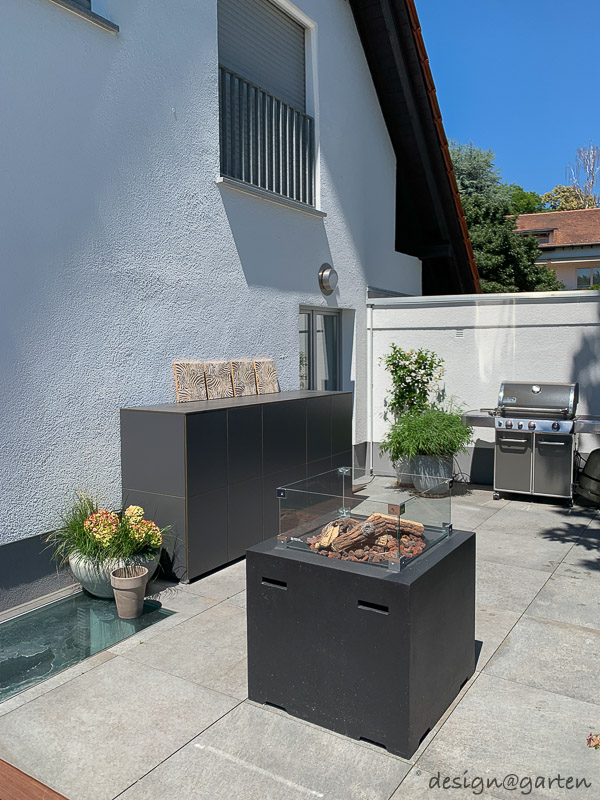 Intégration intelligente de l'eau et résistance des matériaux : buffet sur mesure pour terrasse moderne