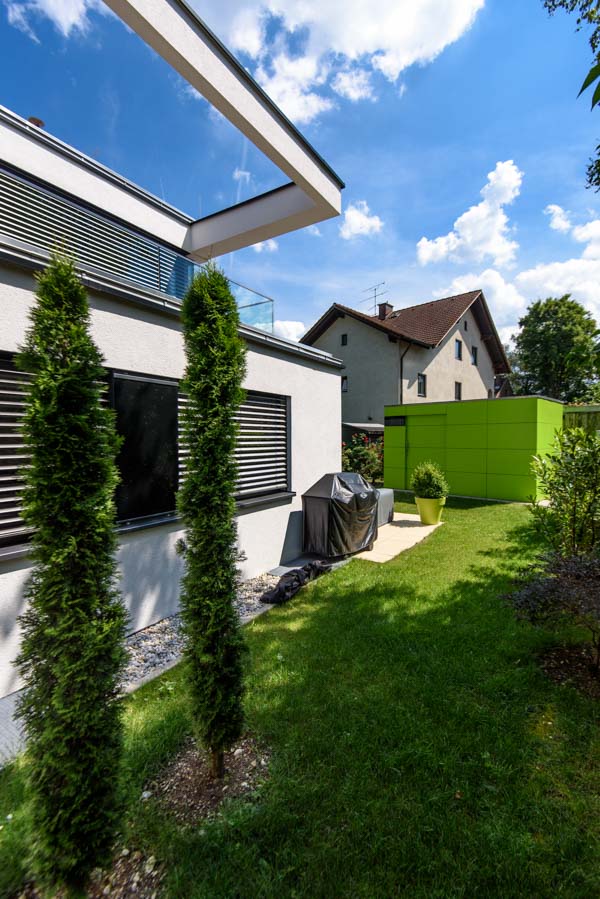 La sécurité rencontre les couleurs vives : l'abri de jardin moderne à toit plat