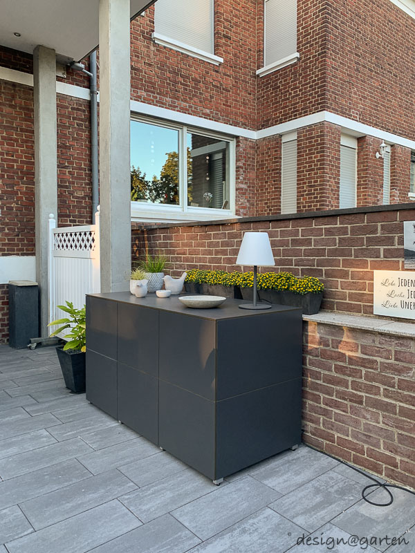Un mélange de matériaux élégant : l'armoire de jardin, un élément décoratif qui attire le regard dans votre espace extérieur