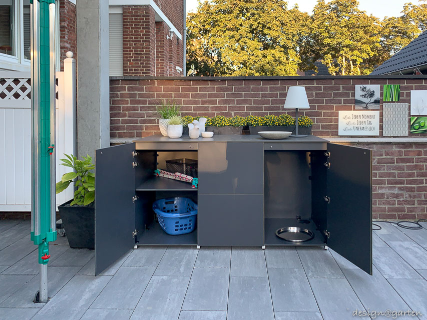 Un mélange de matériaux élégant : l'armoire de jardin, un élément décoratif qui attire le regard dans votre espace extérieur