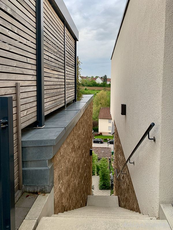 Armoire haute sur mesure résistante aux intempéries : volume élégant et aménagement fonctionnel de la terrasse