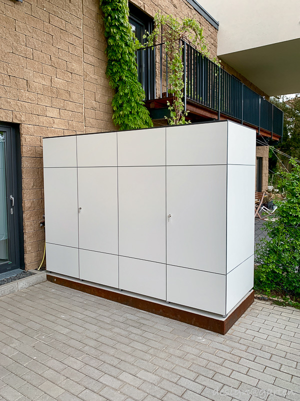 Armoire haute sur mesure résistante aux intempéries : volume élégant et aménagement fonctionnel de la terrasse
