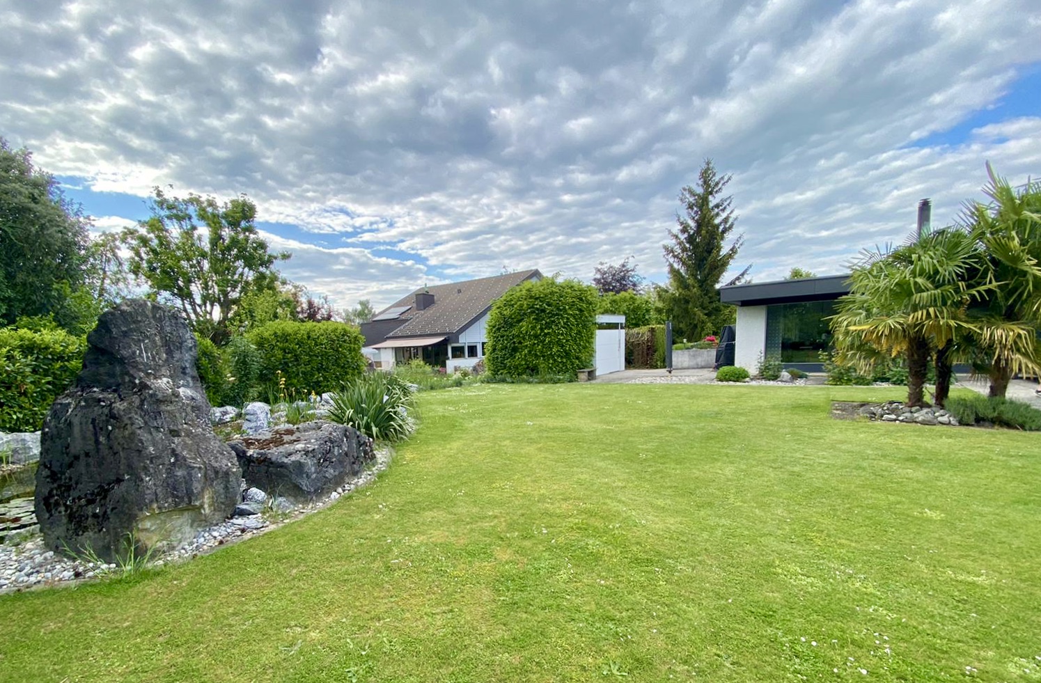 Abri de jardin HPL : design intemporel et transparence fonctionnelle